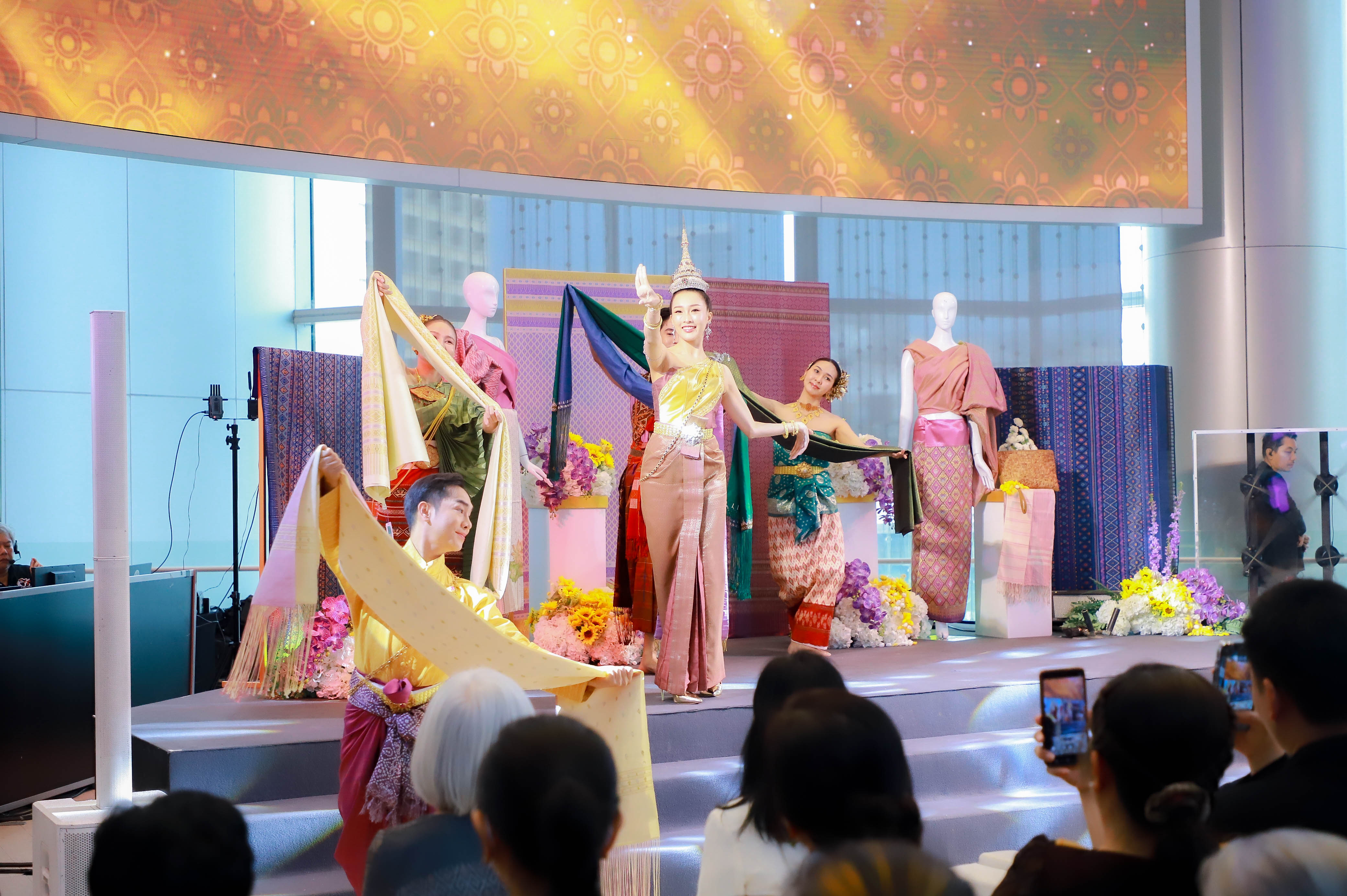 title - ผู้ตรวจราชการ ส.ป.ก. ร่วมพิธีเปิดงานหม่อนไหมสัญจร ณ กรุงเทพมหานครและจังหวัดนนทบุรี ครั้งที่ 3